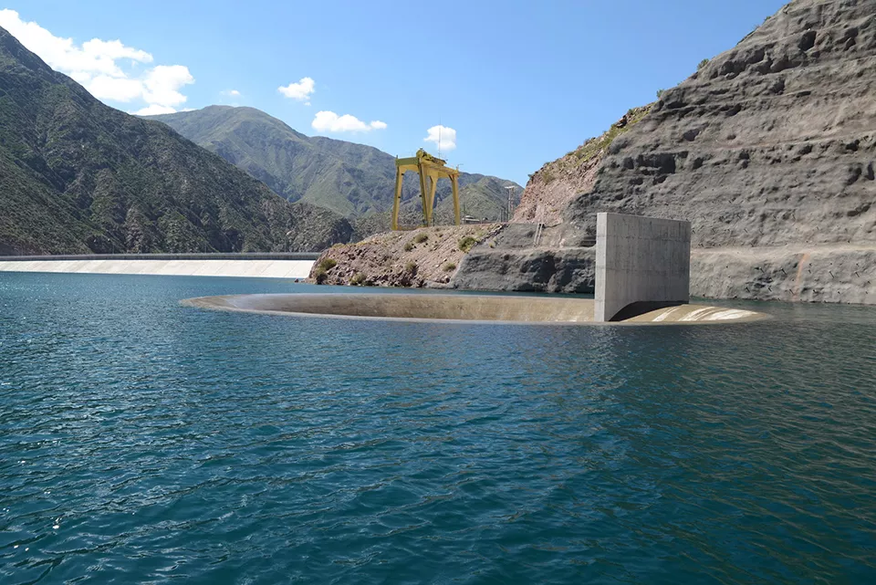 Maniobras en el dique Potrerillos