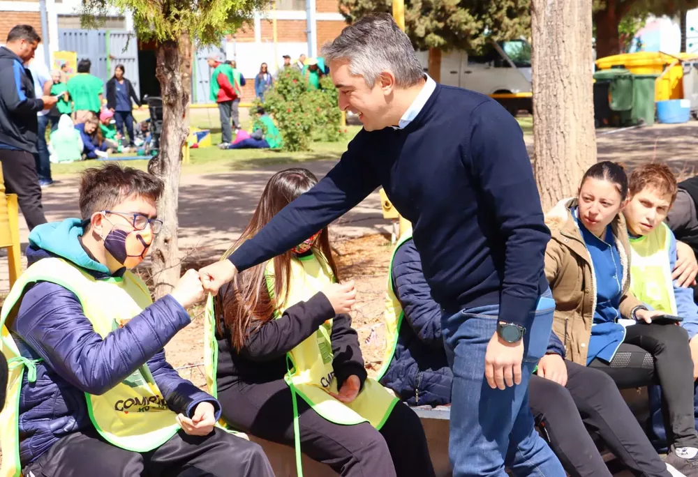 Sebastián Bragagnolo compartiendo la jornada con los alumnos.