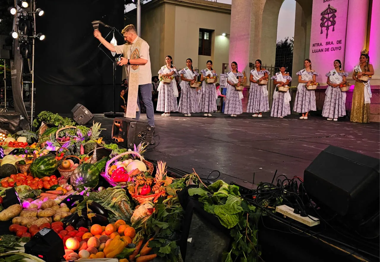 El padre Miguel bendiciendo los frutos de la tierra lujanina