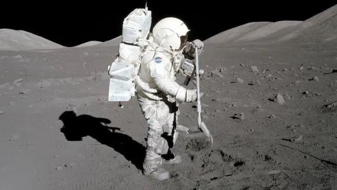 astronauta-de-las-misiones-apolo.r_d.383-95-8712