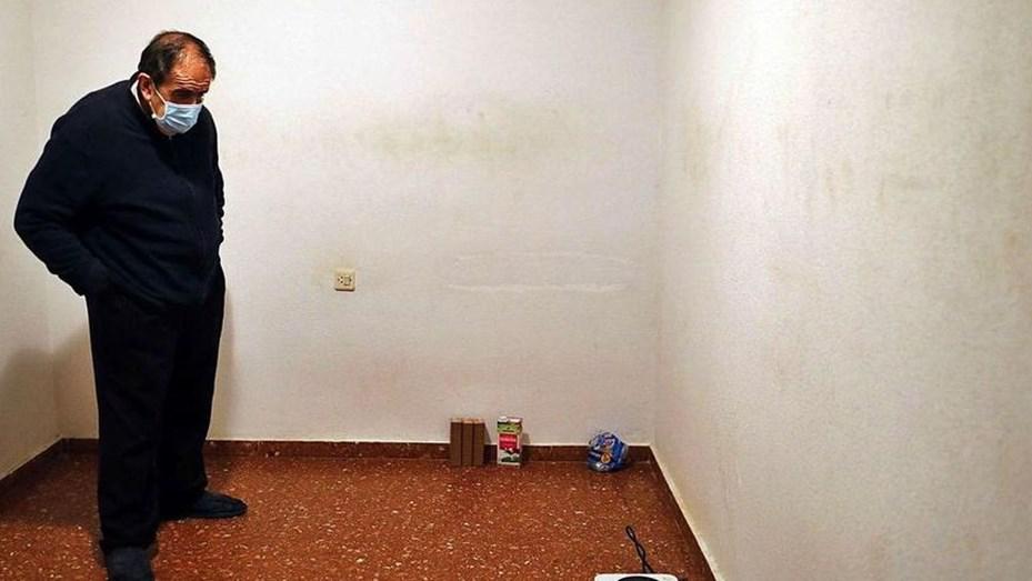 hombre-vende-sus-muebles