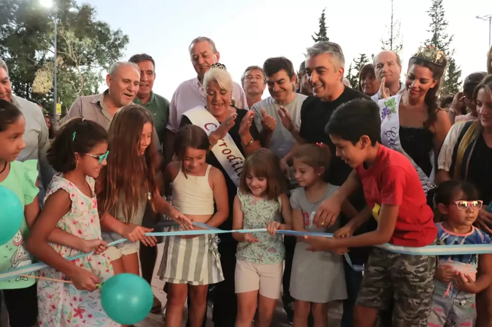 El corte de cinta junto a los más chicos