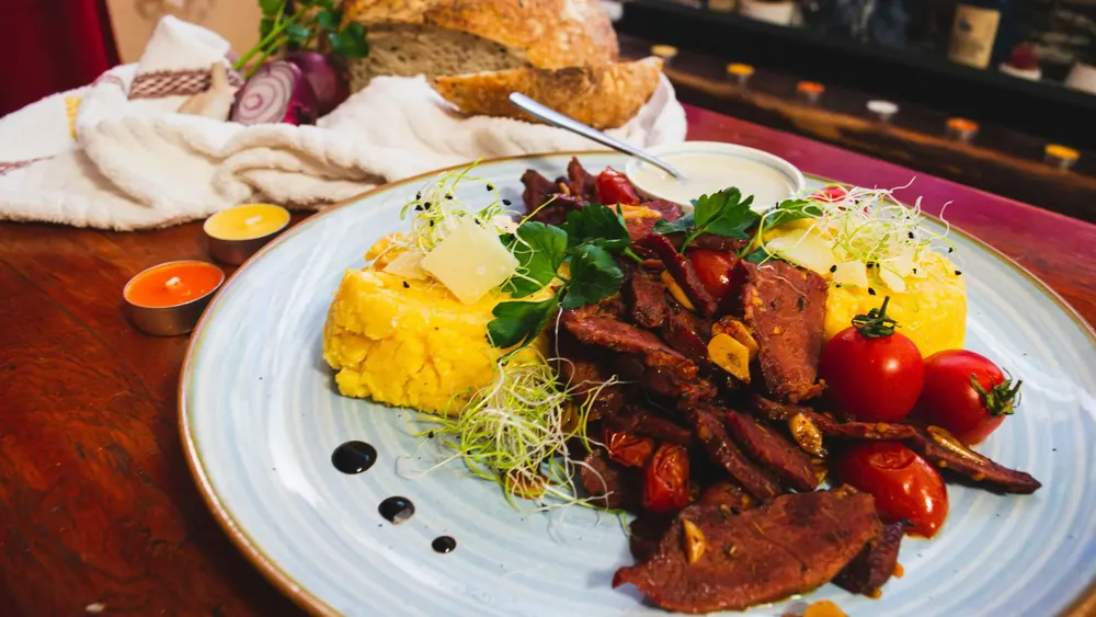 Receta de polenta con chorizo, panceta y queso