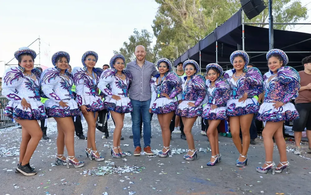 Esteban Allasino junto a las bailarinas