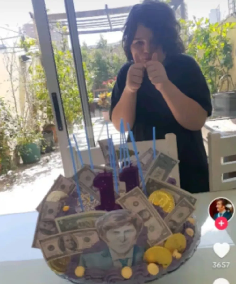 Niño hace cumpleaños tematico de Milei