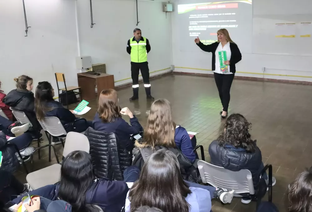 Personal de Seguridad Vial del municipio realizando las capacitaciones en todos los colegios del departamento