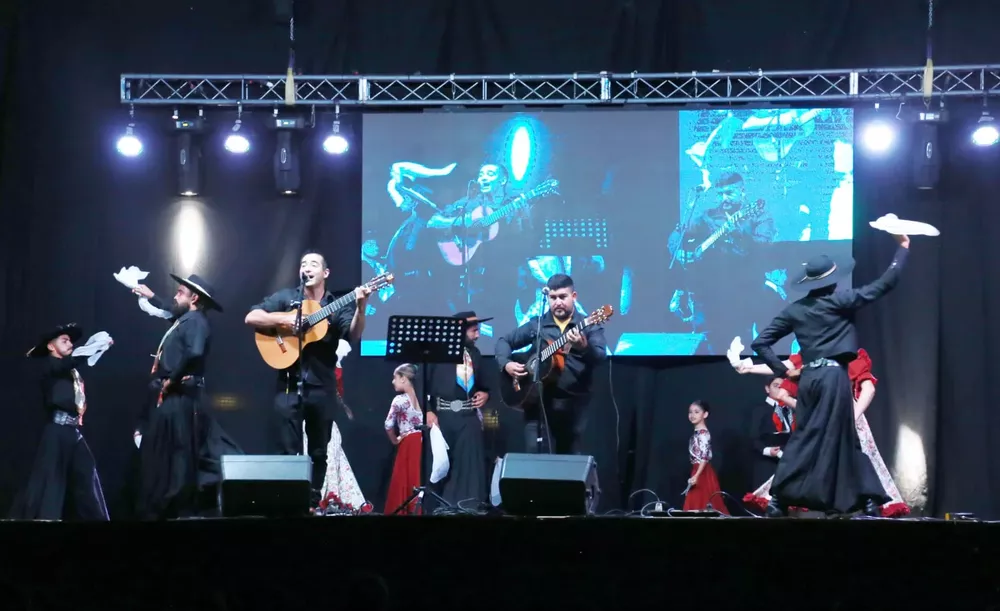 Artistas y músicos en vivo en cada fiesta distrital