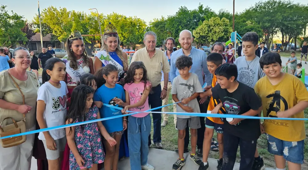 Los más chicos cortarón la cinta de la nueva plaza