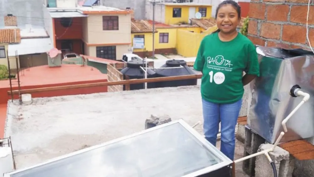 Niña recicla materiales