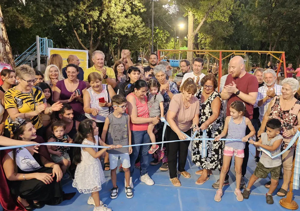 Vecinos inaugurando su plaza en Carrodilla