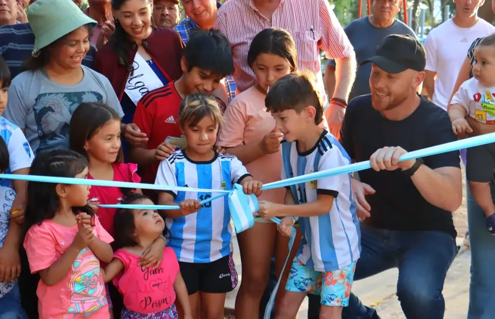 Corte de cinta de la nueva plaza en Ugarteche