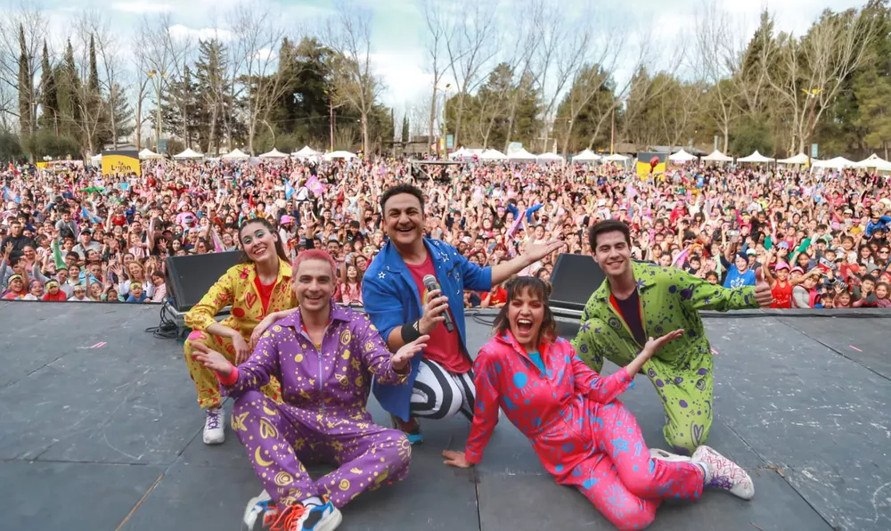 Topa y su elenco en el escenario