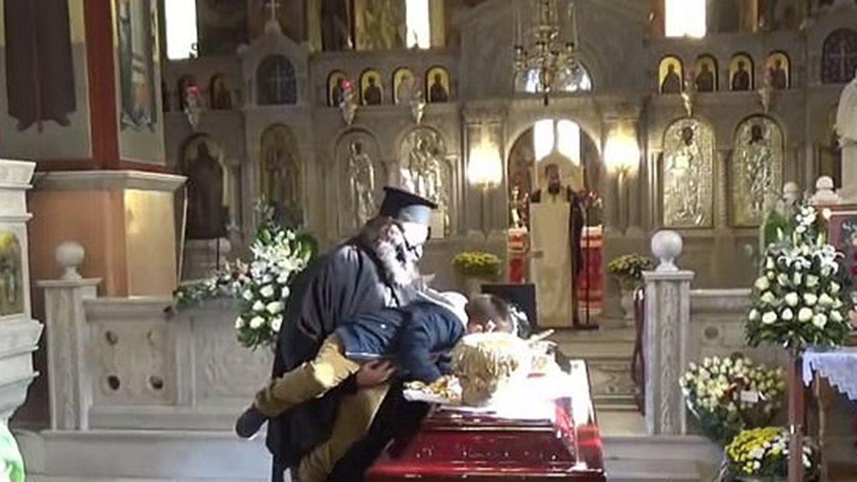 la-imagen-del-sacerdote-que-obligo-al-nino-besar-el-atud