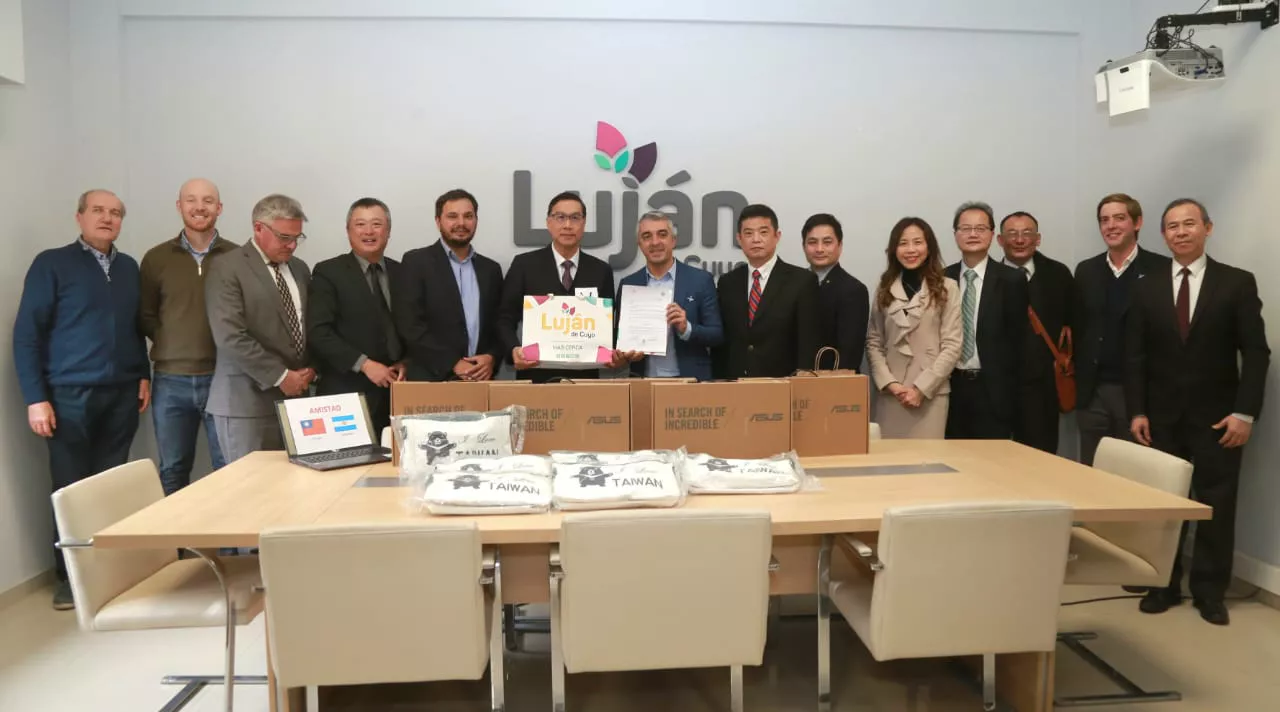 La misión de Taiwan junto a los funcionarios municipales