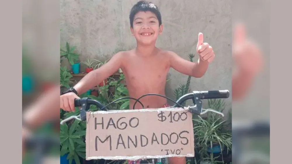 Niño hace mandados para ayudar a sus vecinos