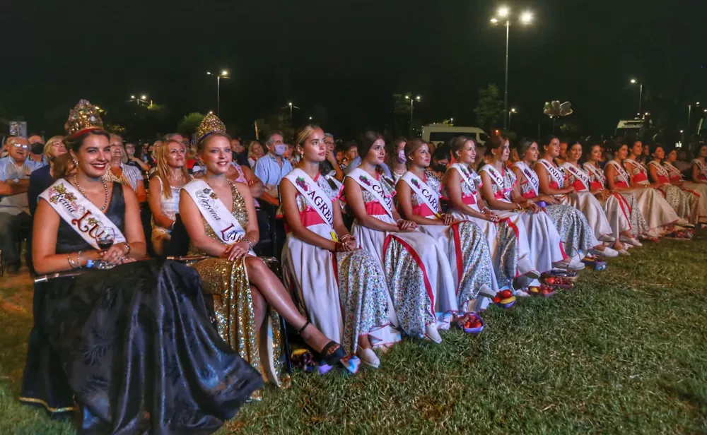 En el acto fueron presentadas las 15 reinas distritales