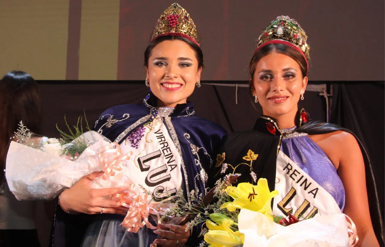 Virreina y Reina juntas con sus atributos