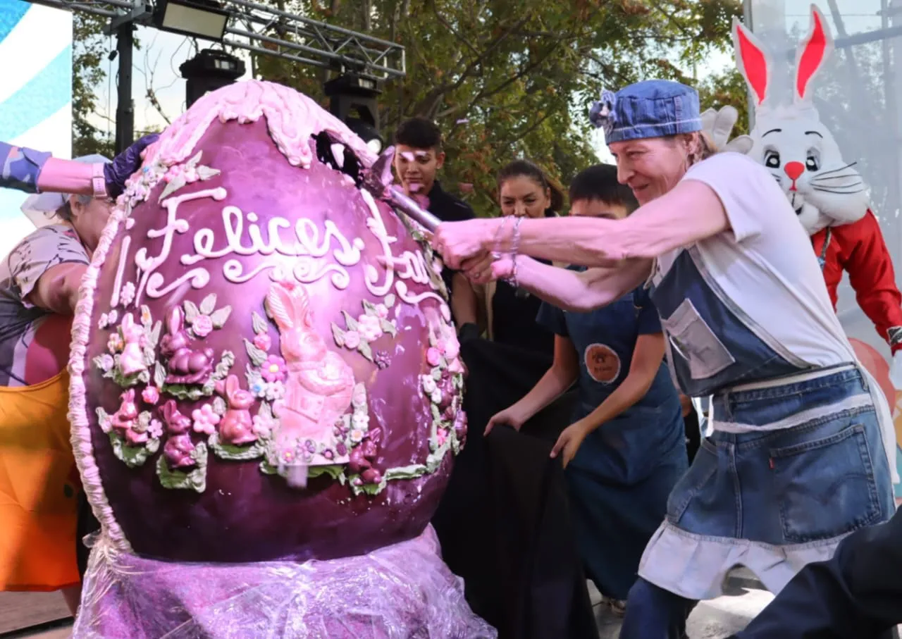 Viviana Valdivieso junto su Huevo de Pascuas gigante