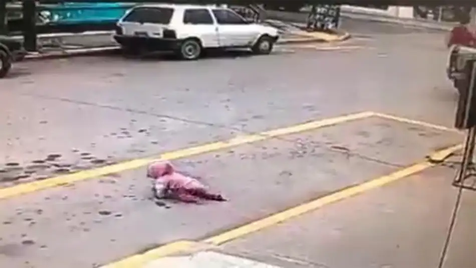 un-hombre-salvo-a-una-bebe-que-estaba-cruzando-la-calle-20220608-1369120