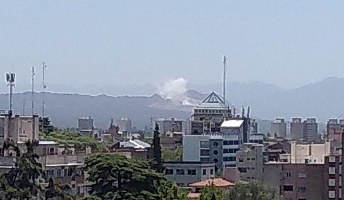 esta-imagen-fue-captada-un-tuitero-momentos-despues-escucharse-la-explosion-y-muestra-las-minas-capdeville-la-empresa-holcim-las-heras-donde-habitualmente-se-realizan-explosiones-pero-nunca-una-magnitud-tal-como-