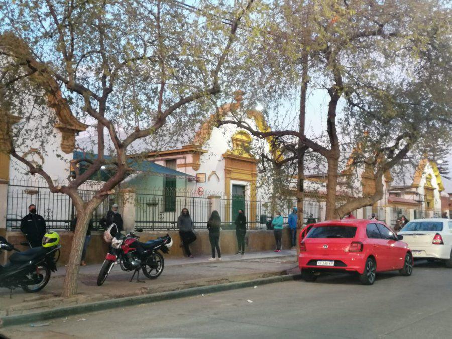 coronavirus-mendoza-otro-dia-filas-la-puerta-del-hospital-espanol-hacerse-un-hisopado-foto-matias-pascualetti