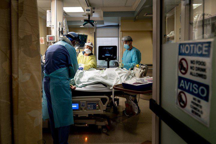 un-equipo-medico-atiende-a___0sqPsqNso_720x0__1