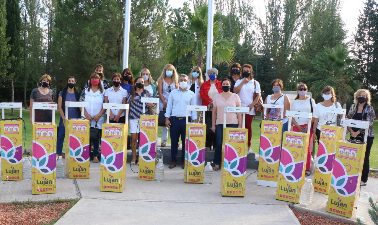 Bragagnolo entró sanitizadores a las directoras de escuelas primarias