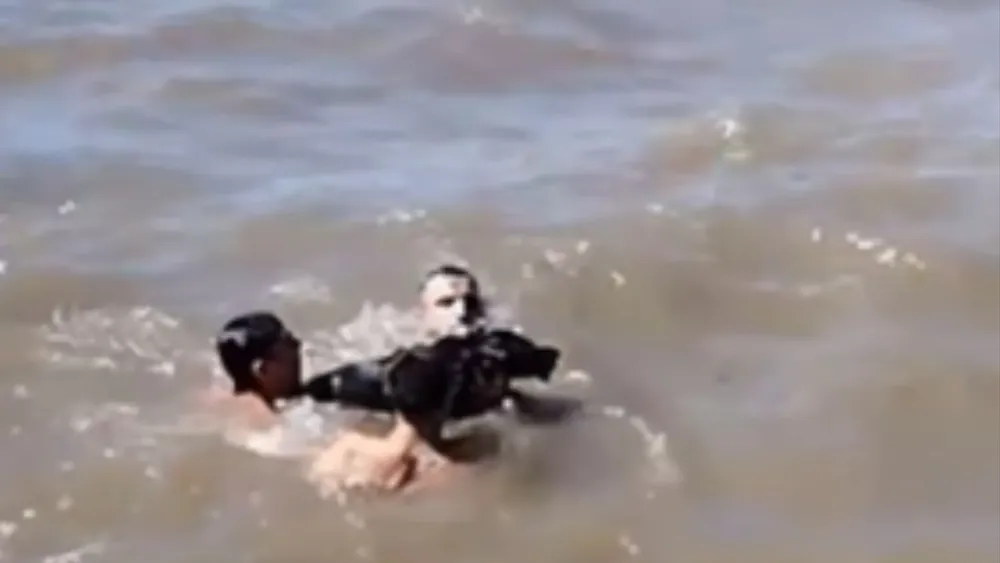 Salvaron la vida de dos perritos que estaban en el río