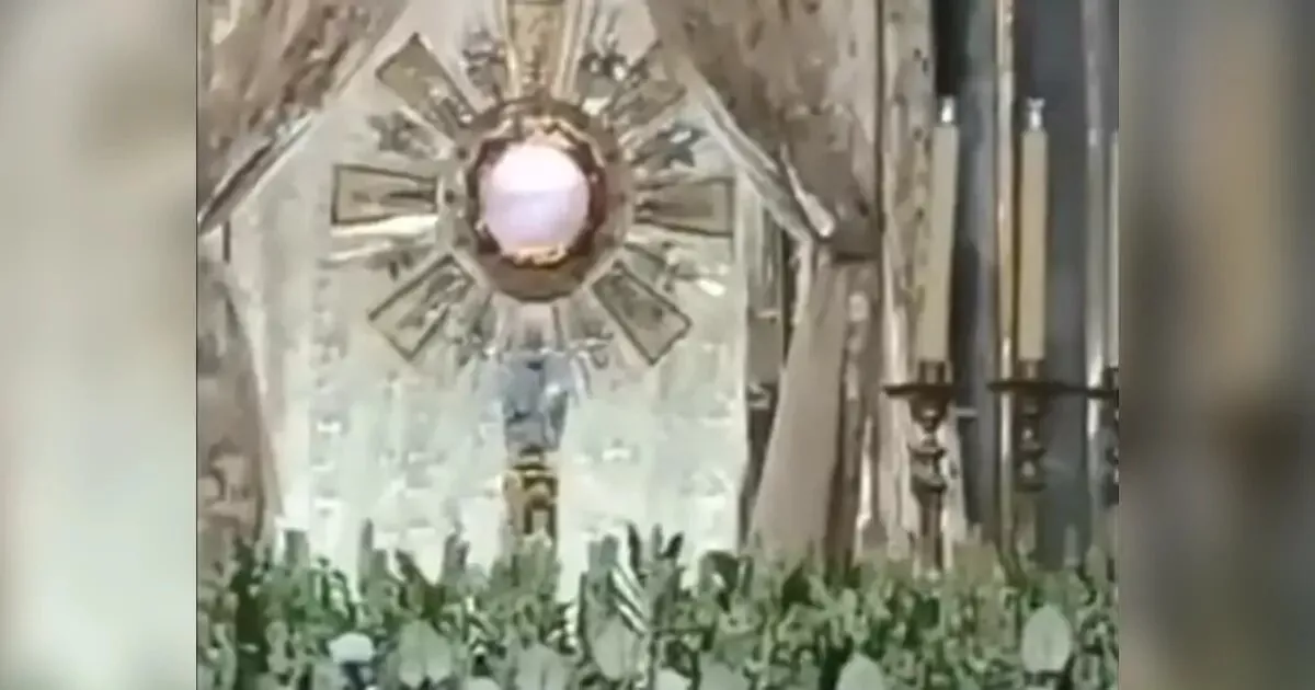 Video: En plena misa una hostia consagrada comenzó a 