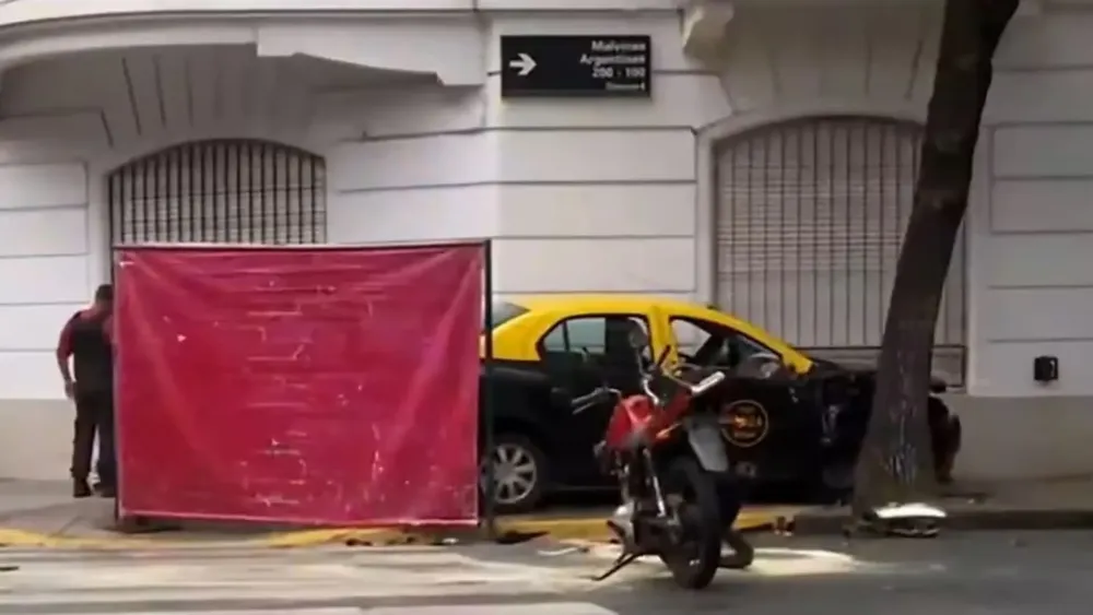 Roba moto y muere en un choque