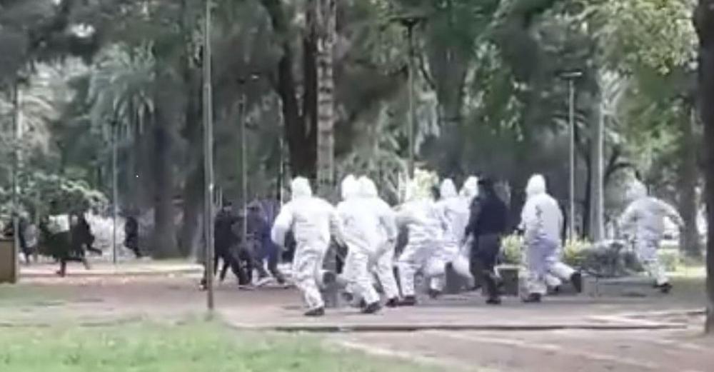 47864-violenta-represion-de-la-policia-de-jujuy-a-jovenes-que-no-cumplian-el-aislamiento