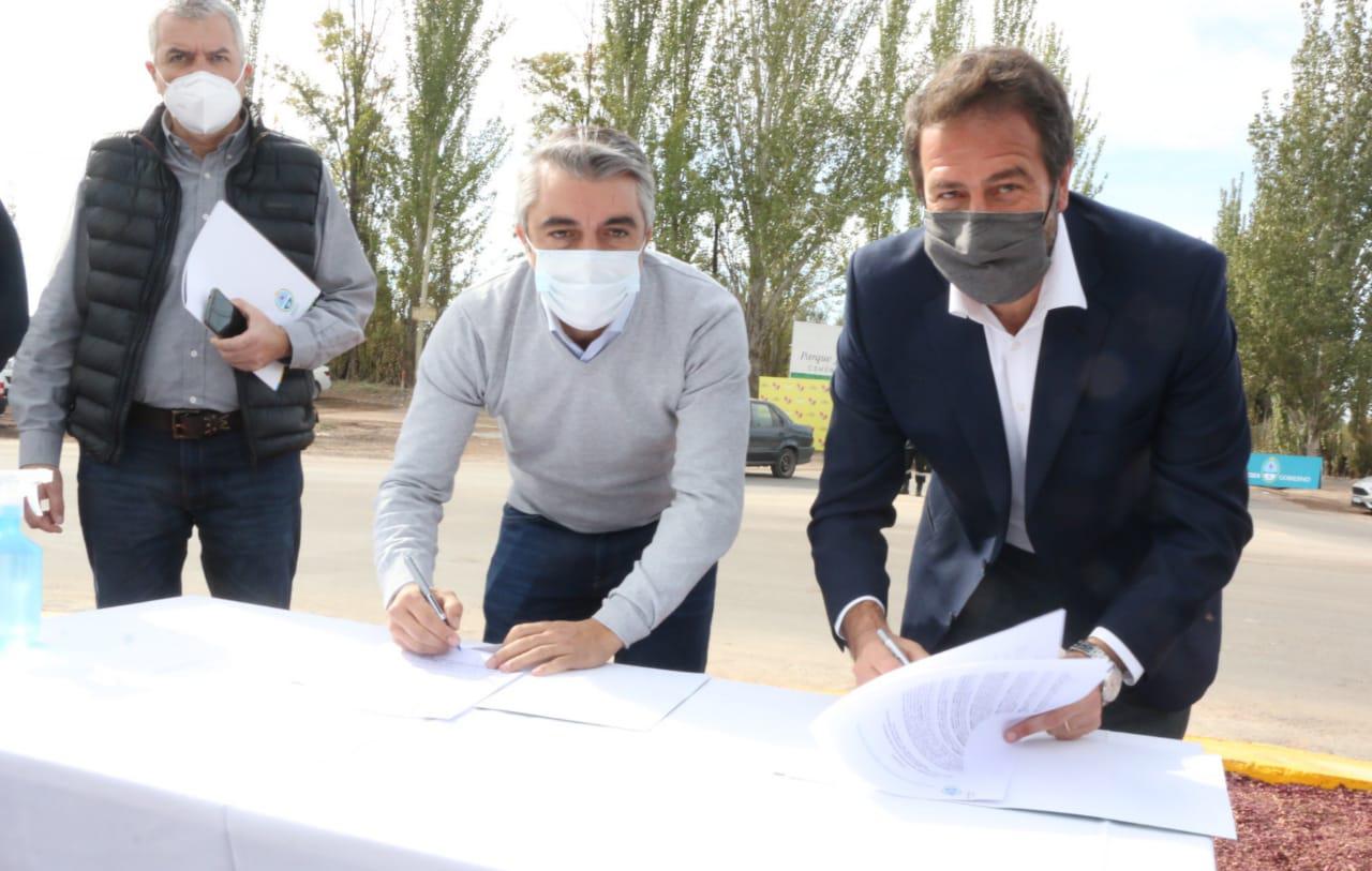 Bragagnolo e Isgro en la firma del convenio